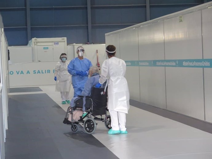 Primer paciente de coronavirus que llega al hospital del recinto ferial Luis Adaro de Gijón.