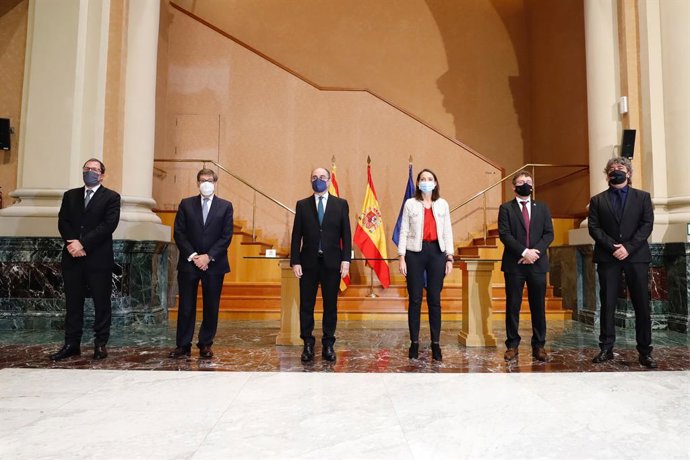 La ministra de Industria, Comercio y Turismo, Reyes Maroto (3d), preside la Mesa de la Automoción, en Edificio Pignatelli, sede del Ejecutivo aragonés, en Zaragoza.