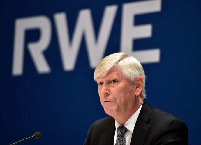 14 March 2019, Essen: Rolf Martin Schmitz (L), CEO of the German utilities company RWE AG, presents the company's balance sheet during the annual press conference. Photo: Caroline Seidel/dpa