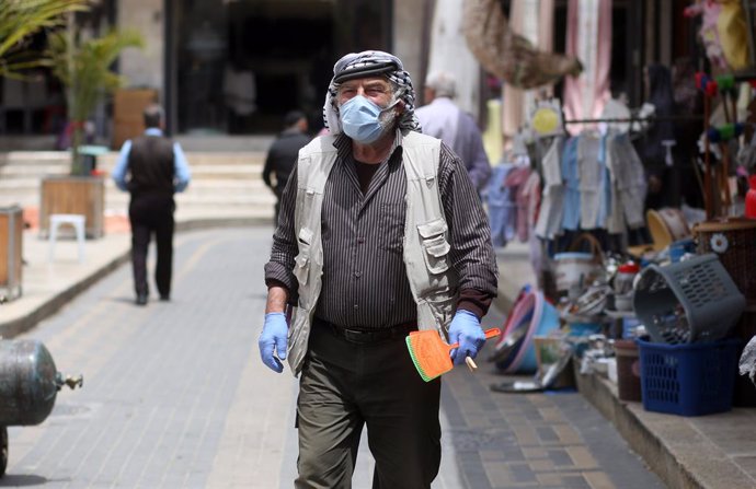 Un palestino con mascarilla en la ciudad cisjordana de Nablús durante la pandemia de coronavirus