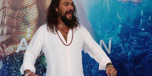 1. Jason Momoa sorprende a un niño de 7 años fan Aquaman que lucha contra el cáncer