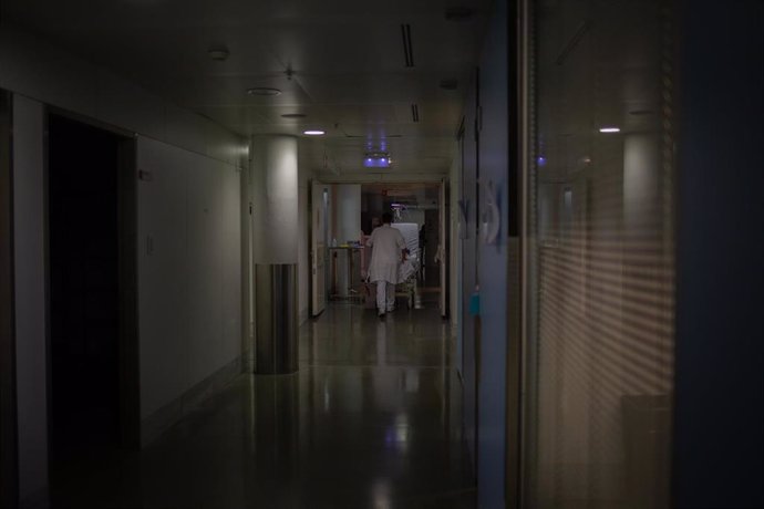 Profesional sanitario traslada una cama móvil en la Unidad de Cuidados Intensivos UCI- del Hospital de la Santa Creu i Sant Pau, integrado en la Red Hospitalaria de Utilización Pública de Catalunya, en Barcelona, Catalunya (España), a 6 de noviembre.