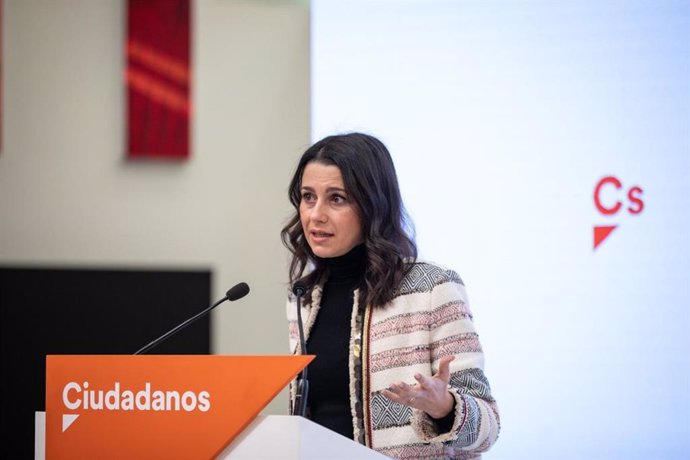 La presidenta de Ciudadanos, Inés Arrimadas, en rueda de prensa en la sede del partido.