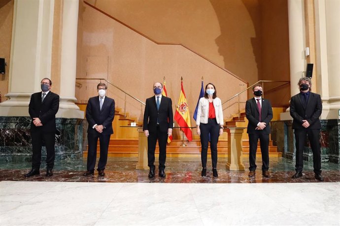 La ministra de Industria, Comercio y Turismo, Reyes Maroto (3d), preside la Mesa de la Automoción, en la sede del Edificio Pignatelli, sede del Ejecutivo aragonés, en Zaragoza, Aragón (España), a 23 de noviembre de 2020. Con este foro telemático se busc