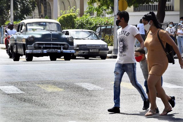 Personas con mascarilla en La Habana