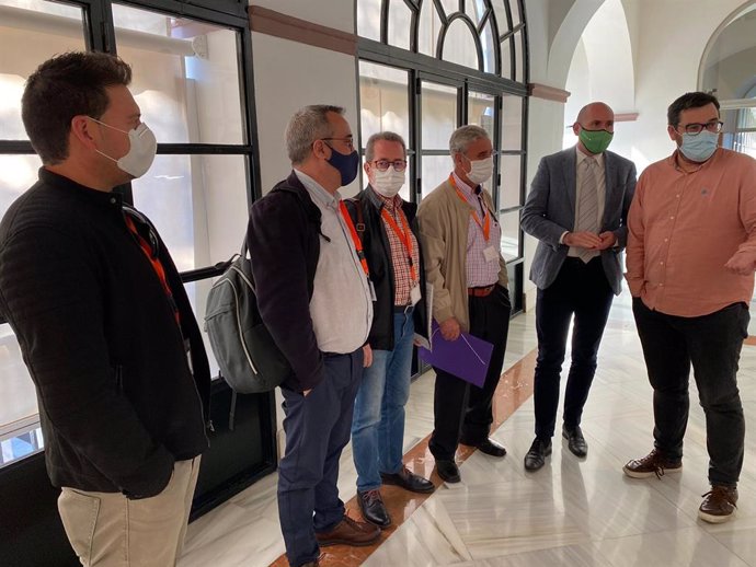 Miembros de la Coordinadora Andaluza por la Memoria Histórica y Democrática antes de participar en la Comisión de Hacienda en el Parlamento de Andalucía