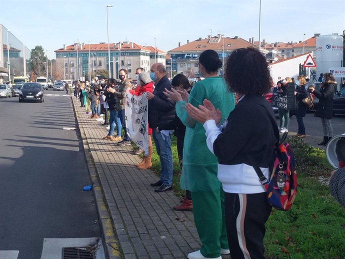 Cientos de trabajadores sanitarios protestan frente al Hospital Clínico de Santiago durante la huelga del personal de la UCI de adultos.