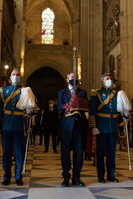 El alcalde de Sevilla, Juan Espada  porta la espada de San Fernando en el interior de la Catedral en los actos religiosos con motivo de la Festividad de San Clemente. En la Catedral de Sevilla a 23 de noviembre 2020