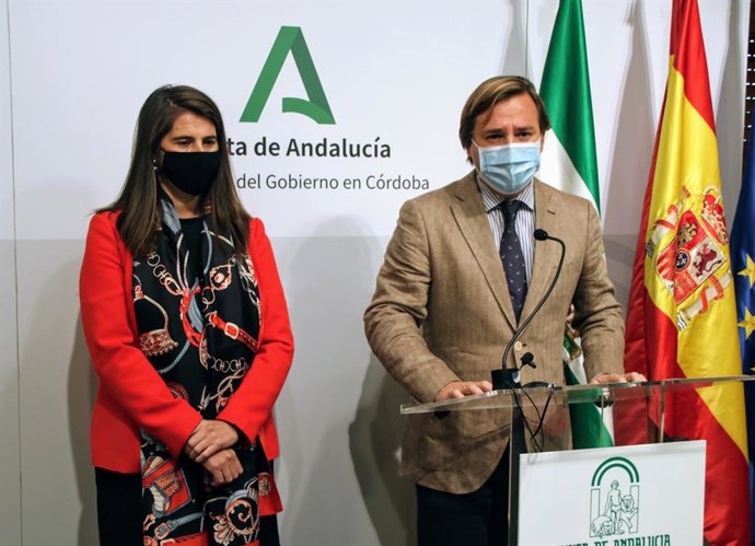 El delegado de la Junta de Andalucía en Córdoba, Antonio Repullo, y la delegada de Agricultura, Ganadería, Pesca y Desarrollo Sostenible, Araceli Cabello, informan sobre las actuaciones del Plan Infoca 2020