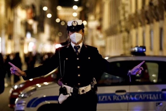 14 November 2020, Italy, Rome: A police officer closes via del Corso area to regulate the social distancing of people out for a walk during the curfew which was imposed by the government to combat the coronavirus (Covid-19) pandemic. Photo: Cecilia Fabi