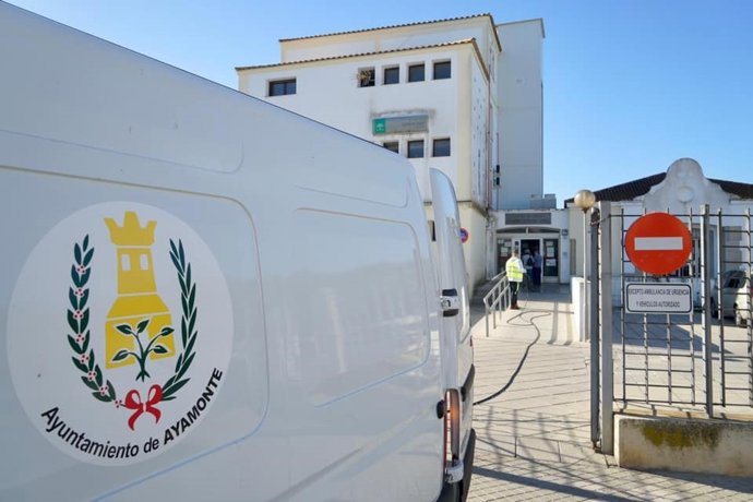 Labores de desinfección en espacios públicos de Ayamonte (Huelva).