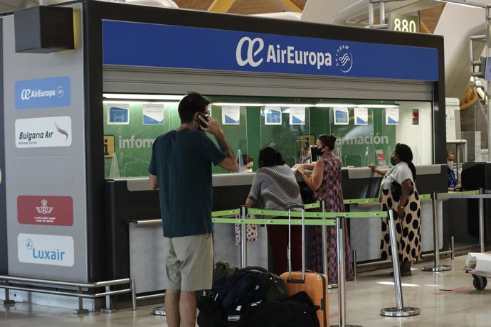 Pasajeros en la ventanilla de Air Europa en la Terminal T4 del aeropuerto Adolfo Suárez Madrid-Barajas.