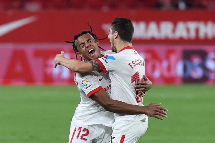 21 November 2020, Spain, Seville: Sevilla's Jules Kounde (L) celebrates scoring his side's first goal with hi team mate during the Spanish Primera Division soccer match between Sevilla CF and and Celta de Vigo at Ramon Sanchez-Pizjuan Stadium. Photo: Jo