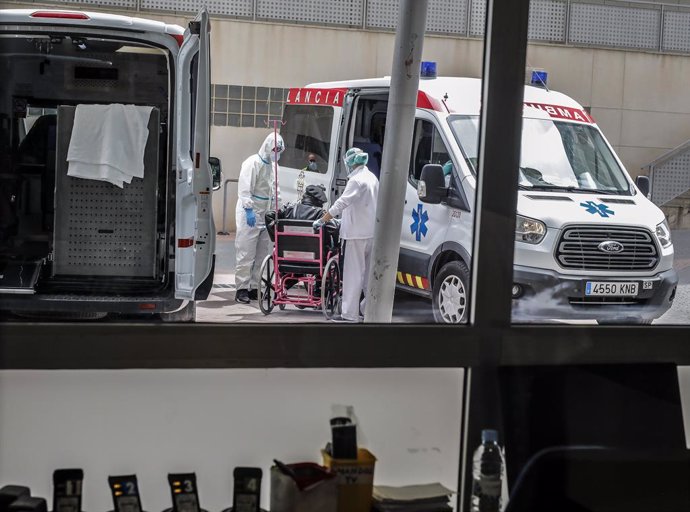 Personal sanitari protegit totalment rep a un pacient amb coronavirus per a ser ats en l'Hospital Arnau de Vilanova, a Valncia, Comunitat Valenciana, (Espanya), a 24 d'abril de 2020.