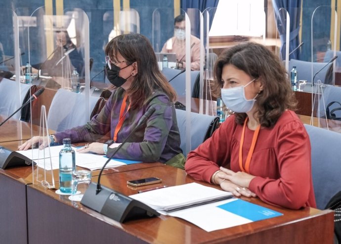 La coordinadora de Unicef Andalucía, Maribel Martínez, y la responsable de Políticas para la Infancia, Salud Mármol, este lunes durante la comparecencia en el Parlamento.
