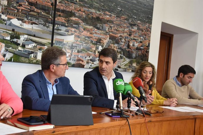 El alcalde de Baza, Pedro Fernández, en el centro, en imagen de archivo