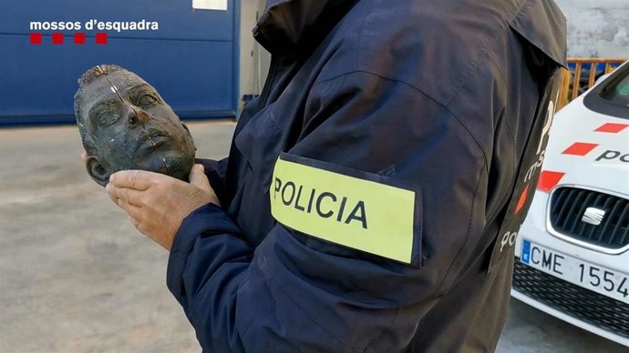 Los Mossos d'Esquadra han detenido a un hombre que ha ingresado en prisión por presuntamente robar dos esculturas de bronce en Barcelona. Una de ellas conmemoraba los Juegos Olímpicos de 1992.