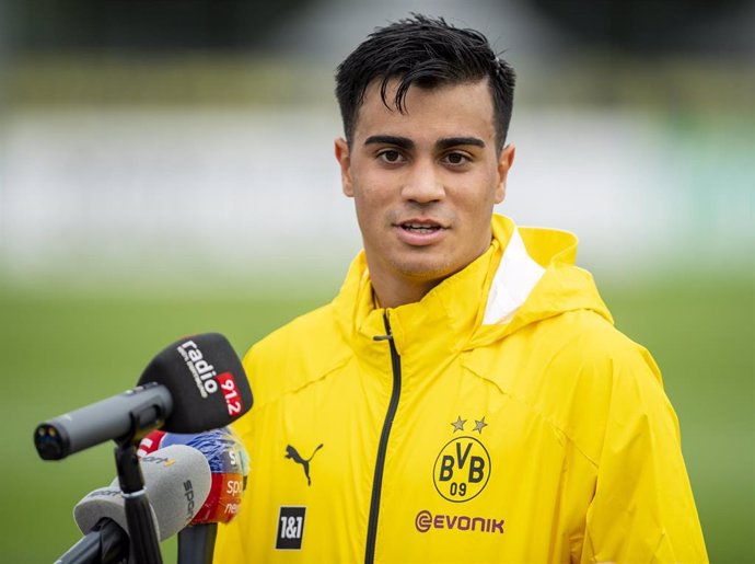 Reinier Jesus atiende a los medios tras un entrenamiento con el Borussia Dortmund