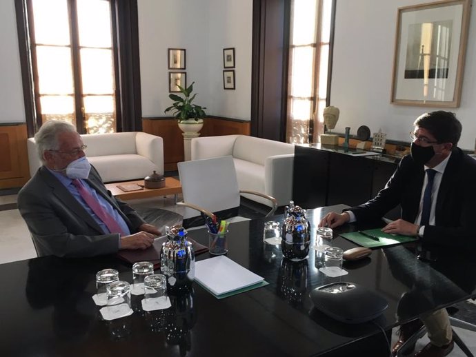 El Defensor del Pueblo andaluz, Jesús Maeztu, y el vicepresidente de la Junta y consejero, Juan Marín, reunidos este lunes.