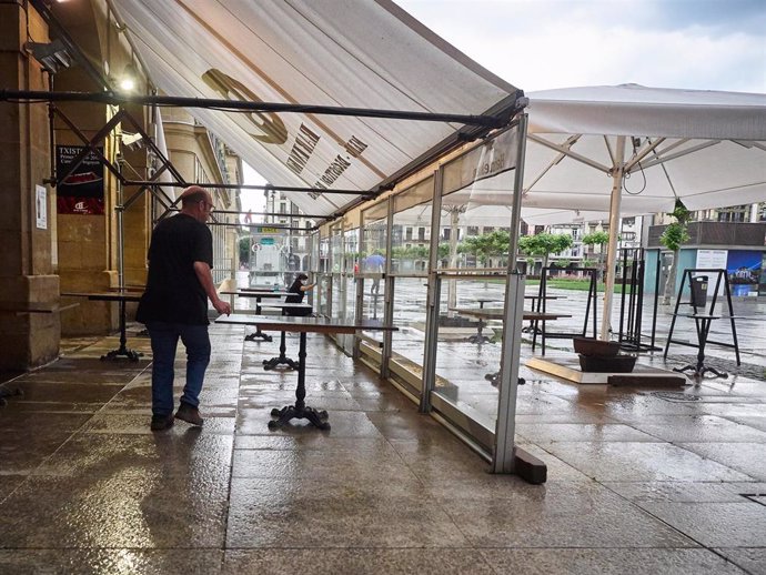 Un trabajador prepara la terraza de un bar de Pamplona