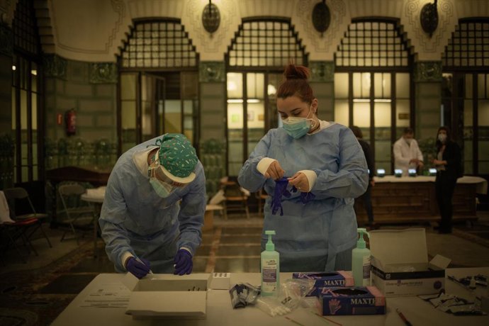 Personal sanitari prepara el material necessari per a la realització de tests rpid d'antígens a professionals de cant i música en el Conservatori Municipal de Música, a Barcelona, Catalunya (Espanya), a 11 de novembre de 2020.  