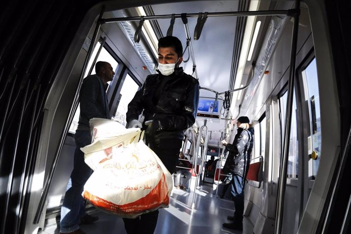 Un hombre con guantes y mascarilla en Estambul , Turquía, durante la pandemia de coronavirus