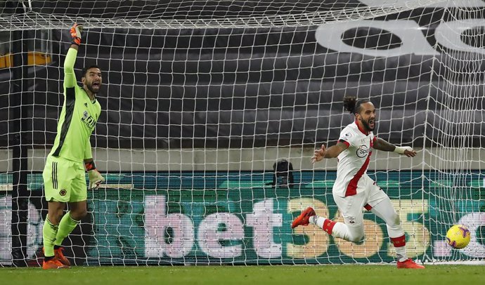 23 November 2020, England, Wolverhampton: Southampton's Theo Walcott celebrates scoring his side's first goal during the English Premier League soccer match between Wolverhampton Wanderers and Southampton at the Molineux stadium. Photo: Andrew Boyers/PA