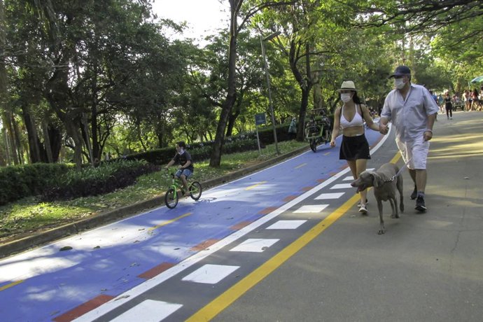 Un grupo de personas camina por el parque de Ibirapuera, en Sao Paulo.