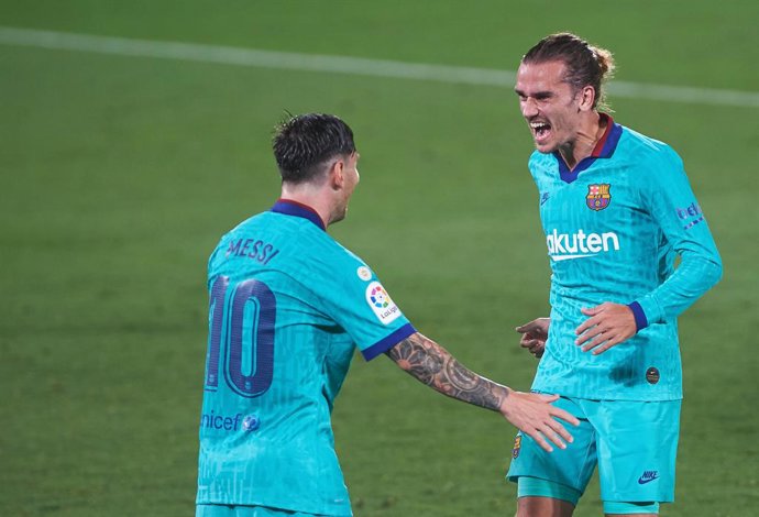 Antoine Griezmann of FC Barcelona celebrates a goal with Leo Messi during the La Liga Santander match between Villarreal and FC Barcelona at La Ceramica Stadium, on July 5, 2020 in Vila-real, Spain