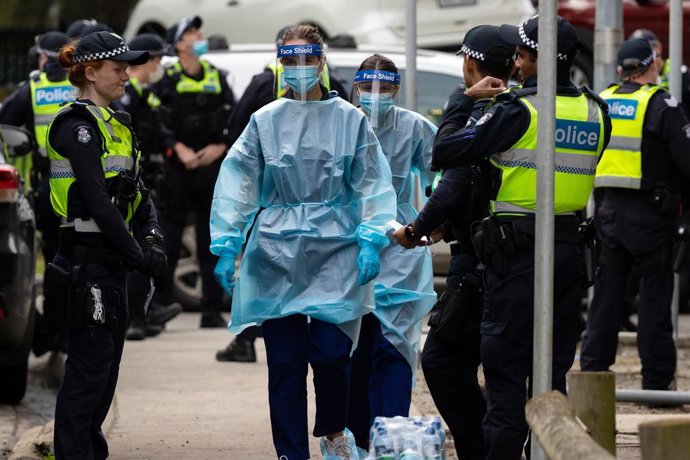 Un grupo de agentes de la Policía de Melbourne escolta a trabajadores sanitarios, durante la crisis del coronavirus.