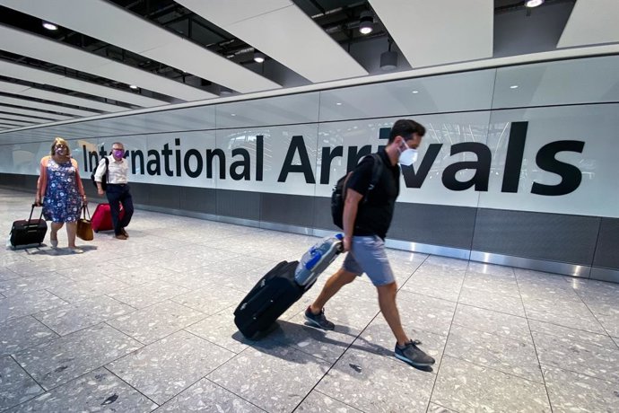 Viajeros en un aeropuerto de Reino Unido.