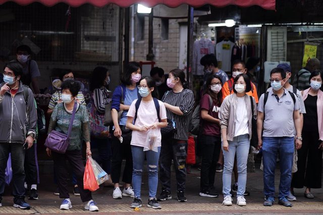 El Gobierno de Hong Kong planea retomar nuevas restricciones después de confirmarse 73 nuevos contagios este domingo, la cifra más alta de los últimos tres meses.