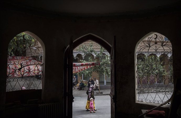 Una mujer uigur pasea en Kashgar, ¡Xinjiang