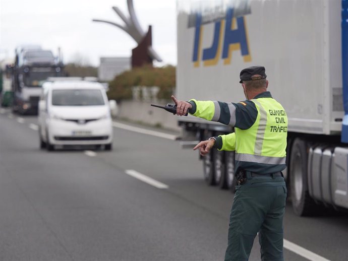 Un agente de la Guardia Civil de Tráfico trabaja en un control policial en Ziordia, en la frontera entre Navarra y Álava (País Vasco) el día en el que han entrado en vigor las nuevas restricciones en Navarra para tratar de reducir los casos de Covid-19