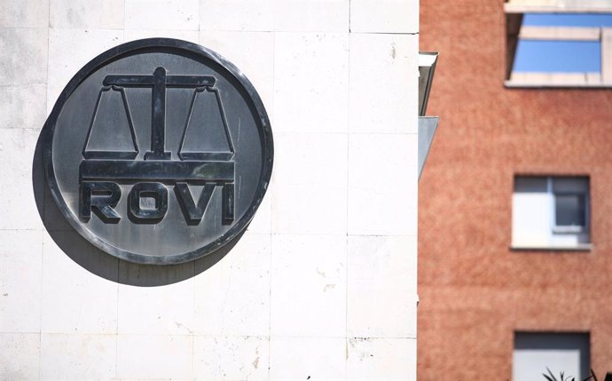 Logo de los Laboratorios Farmacéuticos Rovi en sus oficinas en Madrid (España), a 31 de julio de 2020. Rovi registró un beneficio neto de 29,6 millones de euros durante el primer semestre de este año, lo que supone un aumento del 83% respecto al mismo p