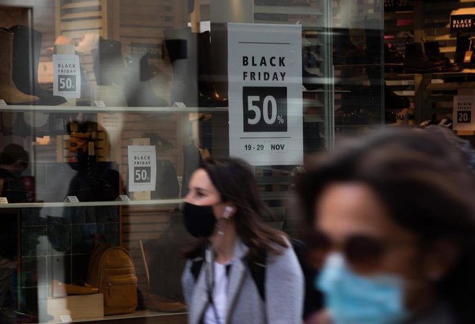 Carteles con descuento adelantando el 'Black Friday' 2020. En Sevilla (Andalucía, España), a 20 de noviembre de 2020.