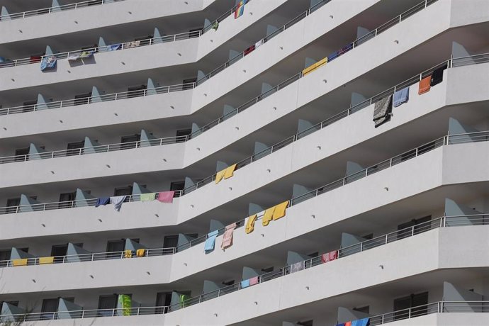 Toallas secándose en los balcones de un hotel.