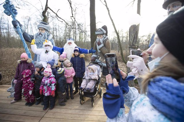 Varios niños se retratan con personajes de cuentos en un parque de Moscú