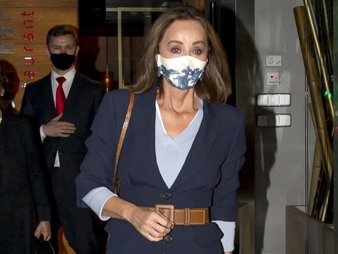 Isabel Preysler, impecable durante una velada con amigas por el centro de la capital
