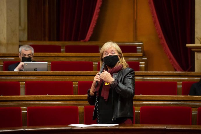 La consellera de cultura de la Generalitat, Ángels Ponsa, interviene durante la sesión ordinaria del Pleno del Parlament, en Barcelona (España), a 18 de noviembre de 2020. La sesión de este miércoles ha tratado, entre otros asuntos, sobre la gestión de 