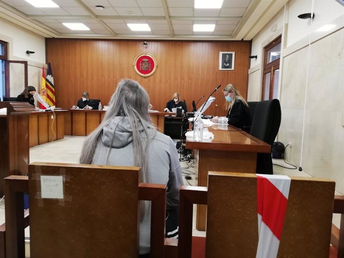 El hombre condenado por intentar matar a su compañero de piso con unas tijeras en la Soledad (Palma), sentado en el banquillo de los acusados en la Audiencia Provincial, momentos antes de empezar el juicio.