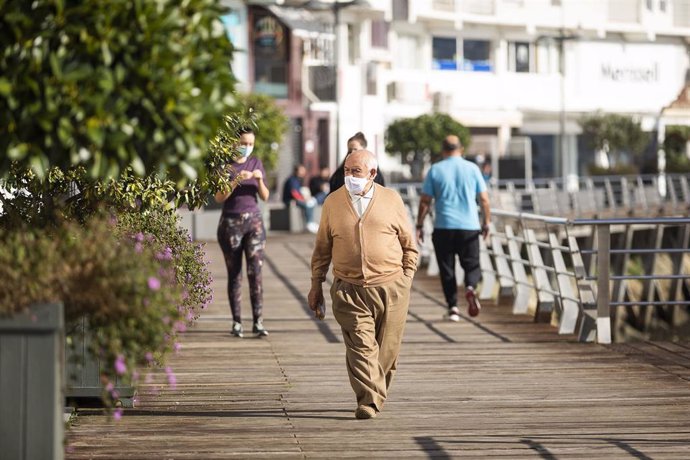 Transeúntes caminan por Sanxenxo, Pontevedra, Galicia (España), a 19 de noviembre de 20202. El comité clínico ha decidido que Sanxenxo (Pontevedra) se sume al grupo de los otros 67 ayuntamientos gallegos sobre los que pesan las mayores restricciones par