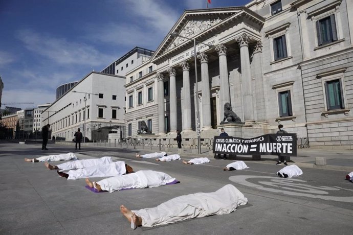 Activistas de Extinction Rebellion representan con 'cadáveres' frente al Congreso las muertes por la crisis climática