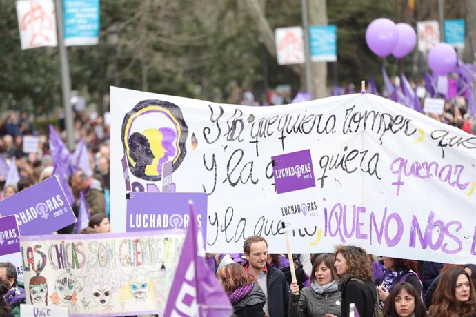 Participantes en la manifestación del 8M (Día Internacional de la Mujer), en Madrid a 8 de marzo de 2020.