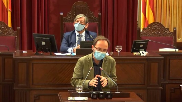 El diputado Josep Castells en el Parlament.
