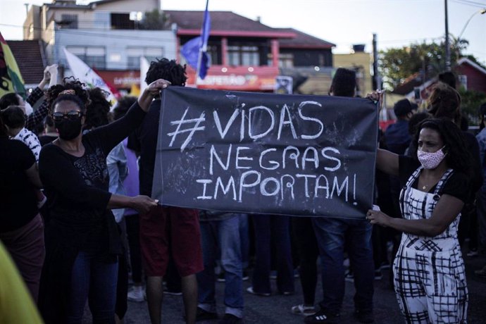 Protestas por la muerte de un joven negro en un centro comercial de Porto Alegre