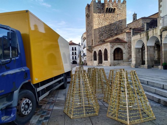 Montaje de la gran estrella en 3D que se instalará en la Plaza Mayor de Cáceres como protagonista de la iluminación navideña, que se adelanta a este viernes 27 de noviembre