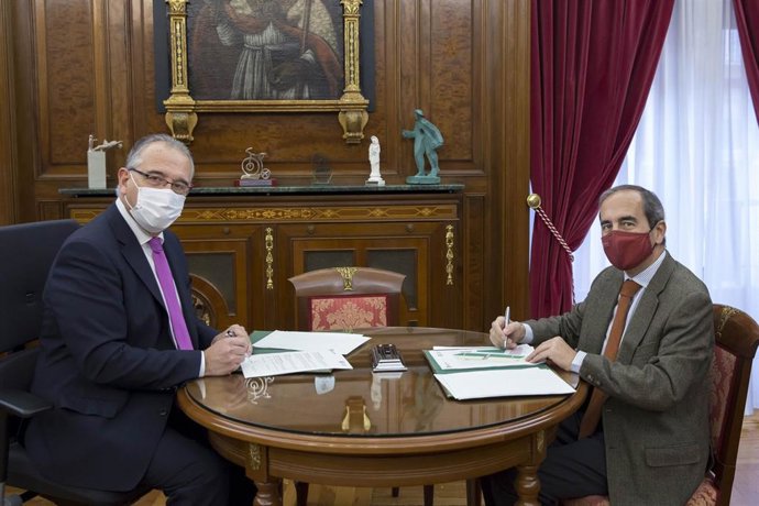 El alcalde de Pamplona, Enrique Maya, y el rector de la Universidad de Navarra, Alfonso Sánchez-Tabernero