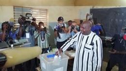 El opositor Zéphirin Diabré vota en las elecciones presidenciales en Burkina Faso