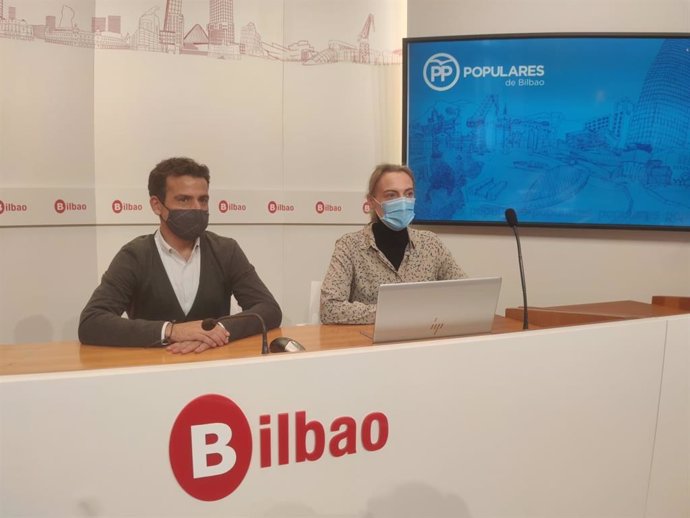 La portavoz del PP de Bilbao, Raquel González, y el edil Carlos García presentan las mociones del próximo pleno.